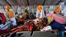 Korban gempa menjalani perawatan di bangsal darurat luar Rumah sakit Moh. Ruslan di Mataram, Senin (6/8). Aparat gabungan terus melakukan evakuasi dan penanganan darurat akibat bencana gempa bermagnitudo 7 yang mengguncang Lombok. (AFP/ADEK BERRY)
