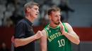 Pelatih kepala Australia, Michael Clancy Kelly (kiri) memberikan instruksi ke Mitchell Mccarron saat matchday pertama Grup A FIBA Asia Cup 2022 antara Timnas Yordania melawan Timnas Australia di Istora Senayan, Jakarta, Selasa (12/07/2022). (Bola.com/Bagaskara Lazuardi)