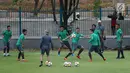 Pemain Timnas Indonesia, Rezaldi Hehanusa (tengah) saat latihan di Lapangan A Senayan, Jakarta, Jumat (12/1). Ini merupakan latihan perdana Timnas Indonesia jelang menjamu Islandia di Stadion GBK, Minggu (14/1). (Liputan6.com/Helmi Fithriansyah)