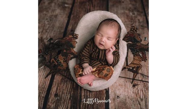 7 Potret Baby Born Anak Kedua Vicky Shu, Bikin Gemas