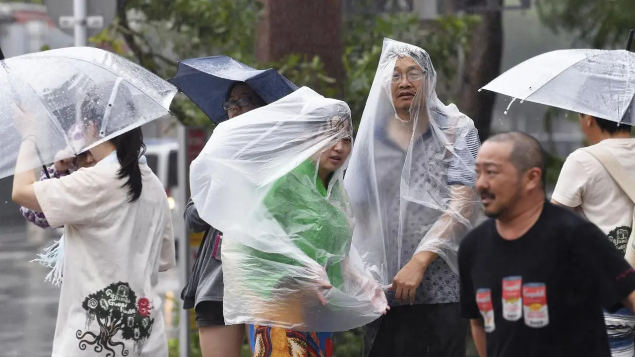 Topan Trami menghantam wilayah barat daya Jepang pada Minggu malam, 30 September 2018 (AP/Ryosuke Uematsu)