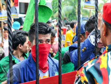 Massa Yulian Paonganan alias Ongen gelar demo di depan Pengadilan Negeri Jaksel, Jakarta, Selasa (3/5/2016). Mereka meminta PN Jaksel untuk membebaskan Ongen karena surat dakwan Ongen dinilai cacat hukum. (Liputan6.com/Yoppy Renato)