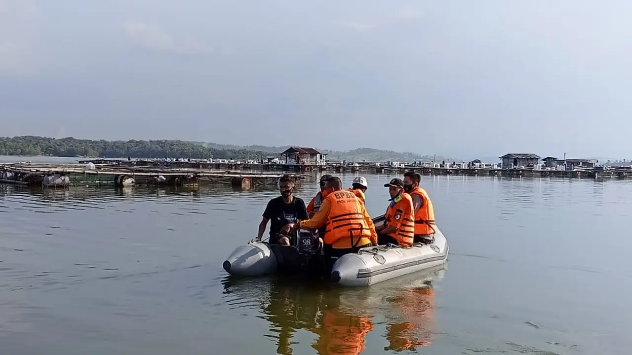 Tim gabungan hingga Minggu (16/5) masih melakukan pencarian dua korban hilang di Waduk Kedungombo. (Foto : Liputan6.com/Felek Wahyu)