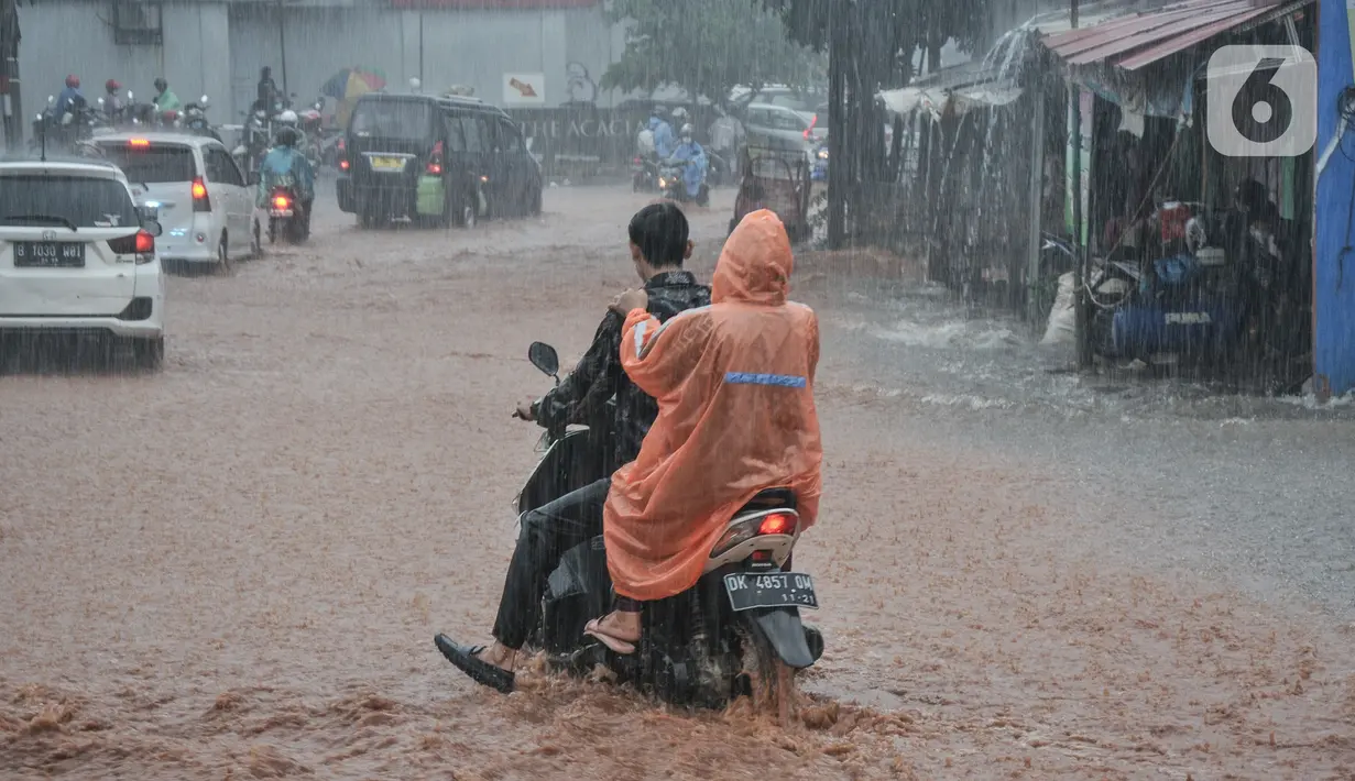 Kendaraan bergerak perlahan melintasi genangan lumpur di Jalan Raya Sawangan, Depok, Minggu (7/11/2021). Menurut warga setempat, banjir bercampur lumpur tersebut merupakan yang pertama kali yang diduga disebakan oleh proyek waduk perumahan yang belum rampung. (merdeka.com/Iqbal S Nugroho)