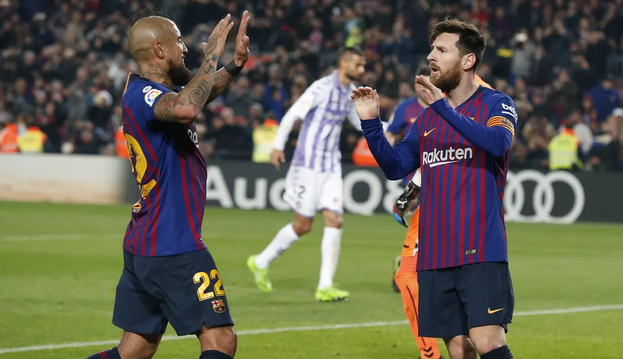 Gelandang Barcelona, Lionel Messi, merayakan gol yang dicetaknya ke gawang Valladolid pada laga La Liga di Stadion Camp Nou, Barcelona, Sabtu (16/2). Barcelona menang 1-0 atas Valladolid. (AFP/Pau Barrena)