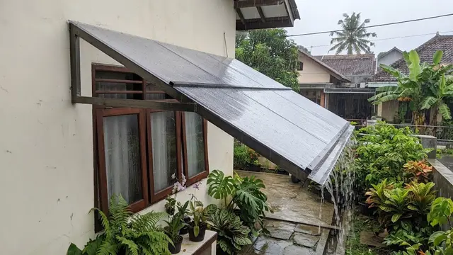 Desain kanopi di luar jendela kamar anti-tampias untuk cegah bocor di musim hujan model miring untuk mengalirkan air.