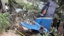 Petugas penyelamat memeriksa puing-puing  pesawat milik Angkatan Udara Sri Lanka yang jatuh di daerah pegunungan penghasil teh di Haputale, Jumat (3/1/2020). Empat orang kru yang berada di pesawat tewas dalam insiden tersebut. (Photo by STR / AFP)
