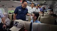 Wakil Menteri BUMN Kartika Wirjoatmodjo mengecek langsung keberangkatan pemudik di Stasiun Gambir, Jakarta Pusat. (dok: Arief)