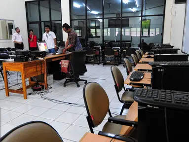 Dirtipikor Bareskrim Polri mengecek 49 sekolah penerima alat UPS untuk melengkapi berkas penyelidikan, Jakarta, Kamis (11/6/2015). Pemeriksaan dibantu 6 tim ahli untuk mengetahui kebutuhan UPS dari tiap sekolah. (Liputan6.com/Yoppy Renato)