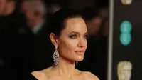 Aktris Angelina Jolie saat tiba menghadiri BAFTA Awards 2018 di London, Inggris (18/2). Angelina tampil cantik dan seksi mengenakan gaun berwarna hitam dengan pundak terbuka. (Photo by Vianney Le Caer/Invision/AP)
