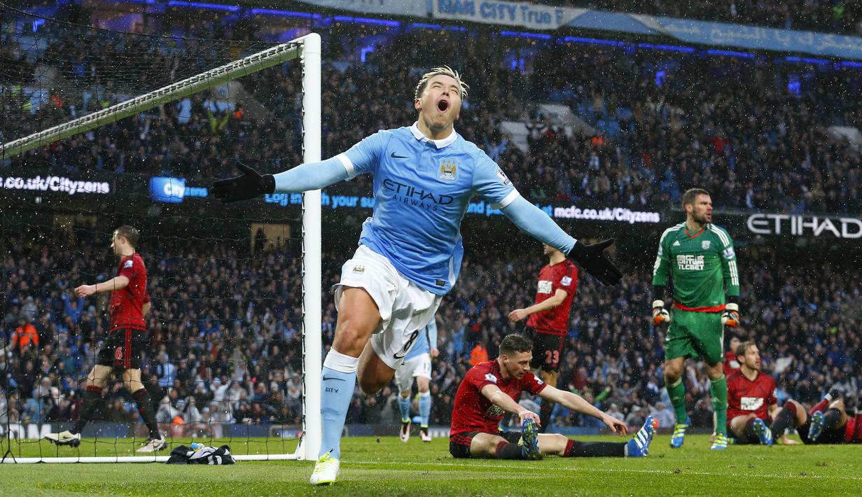 Samir Nasri kedapatan menyuntikkan vitamin yang melebihi batas ketika perawatan infus di Amerika. Ia dihukum 18 bulan oleh UEFA ketika masih bersetatus pemain Manchester City yang sedang dipinjamkan ke Sevilla. Namun ia mengelak bahwa kliniknya yang melakukan kesalahan. (Foto: AFP/Lindsey Parnaby)