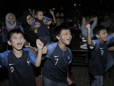 Pendukung Prancis merayakan kemenangan atas Kroasia pada laga final Piala Dunia saat nobar di Hotel Novotel, Tangerang, Minggu, (15/6/2018). Prancis menjadi juara Piala Dunia 2018 usai mengalahkan Kroasia 4-2. (Bola.com/M Iqbal Ichsan)