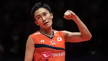 Tunggal putra Jepang, Kento Momota, saat melawan tunggal Indonesia, Anthony Ginting, pada BWF World Tour 2019 di Tianhe Gymnasium, Guangzhou, Minggu (15/12). Ginting kalah 21-17, 17-21 dan 14-21 dari Momota. (AFP/STR)