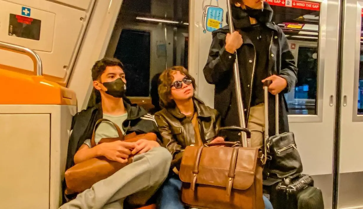 Al Ghazali, El Rumi dan Dul Jaelani saat berada di skytrain. (Foto: Instagram/ elelrumi)
