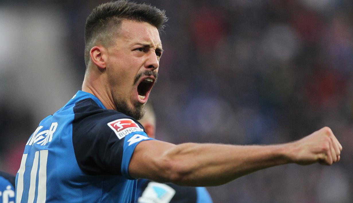 Bayern Munchen mendatangkan penyerang Hoffenheim, Sandro Wagner untuk memperkuat barisa depan tim langganan juara Bundesliga tersebut dengan nilai transfer sebesar 11,56 juta pound sterling atau setara 13 juta Euro. (AFP/Daniel Roland)