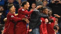 Para pemain Liverpool merayakan gol yang dicetak Daniel Sturridge ke gawang Chelsea pada laga Premier League di Stadion Stamford Bridge, London, Sabtu (29/9/2018). Kedua klub bermain imbang 1-1. (AFP/Glyn Kirk)