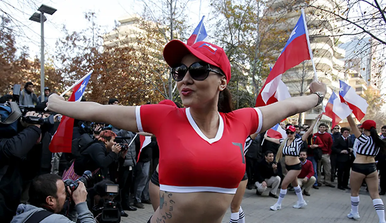 Para model mengenakan jersey tim peserta Copa America 2015 di pusat kota Santiago, Cile.(REUTERS/David Mercado)