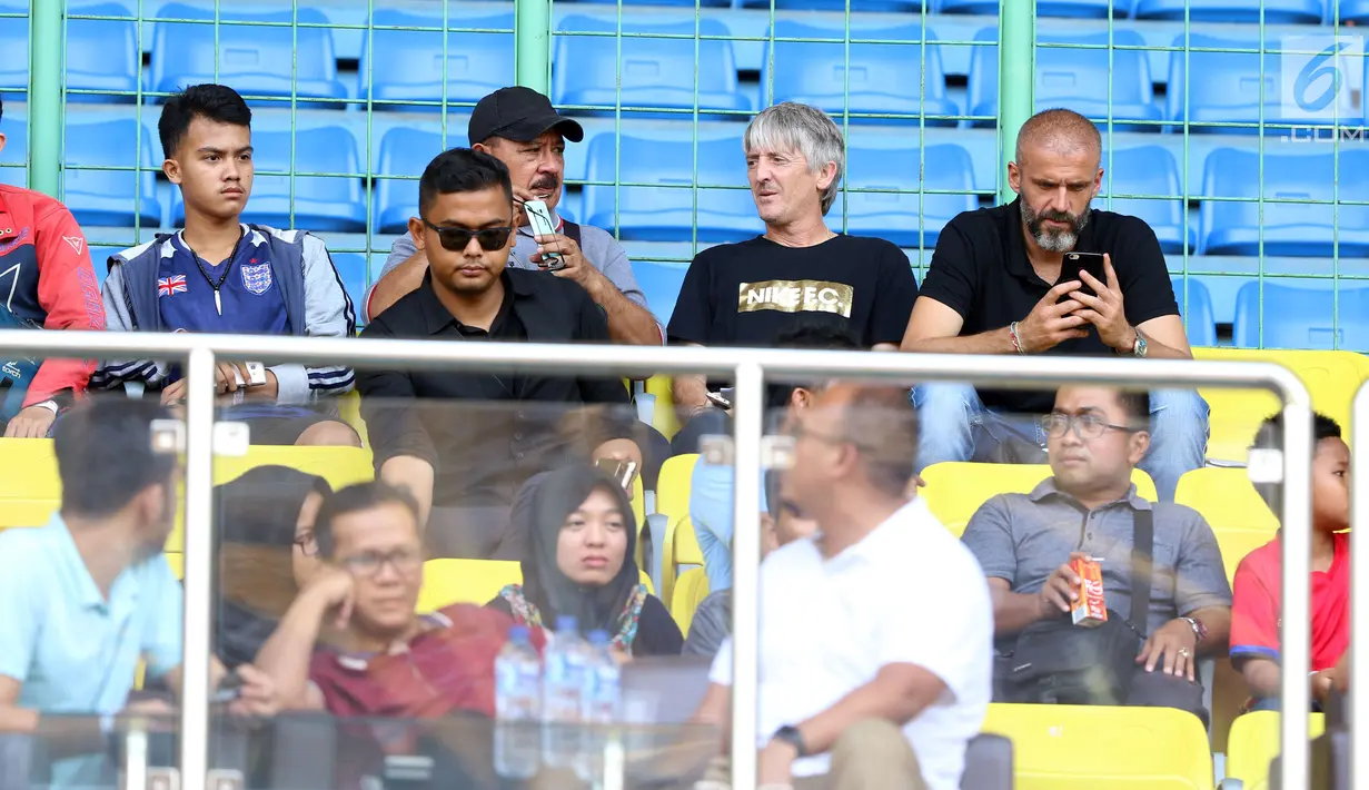 Asisten pelatih Timnas Indonesia, Miguel Gandia dan Eduardo Perez menyaksikan langsung laga Bhayangkara FC melawan Semen Padang di Stadion Patriot Candrabhaga, Bekasi, Sabtu (20/5). Bhayangkara FC unggul 1-0. (Liputan6.com/Helmi Fithriansyah)