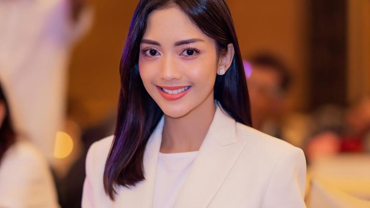 FOTO: Gaya Ririn Dwi Ariyanti saat Pakai Outfit Putih, Tampil Elegan