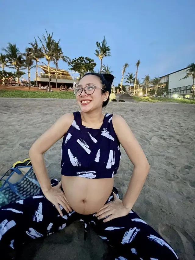 Tampilan Dea Ananda Pamerkan Baby Pump di Bali, Memesona dengan Kain khas Pulau Dewata (Instagram/dea_ananda)