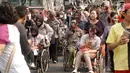 Penyandang disabilitas berkostum zombie berbaur dengan masyarakat saat melakukan aksi teatrikal untuk mengedukasi publik tentang persamaan dalam Festival Bebas Batas 2018 di CFD Jakarta, Minggu (14/10). (Merdeka.com/Iqbal Nugroho)
