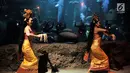 Penari memeriahkan atraksi barongan dalam air di akuarium utama Sea World Ancol, Jakarta, Senin (4/3). Pertunjukan bertajuk "Barongan, an Epic Underwater Show" itu untuk menghibur pengunjung pada libur Nyepi dan akhir pekan. (merdeka.com/Iqbal Nugroho)