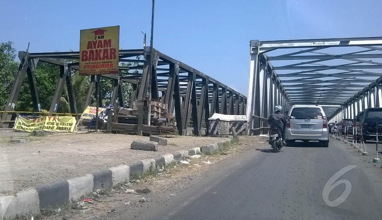 Disebelah kiri adalah Jembatan Comal yang ditutup, sedangkan sebelah kanan dibuka dengan sistem buka tutup, Jumat (1/8/14). (Liputan6.com/Irna Gustiawati)