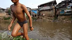 Seorang anak bermain di bantaran Sungai Ciliwung, Jakarta, Selasa (13/10/2015). Berdasarkan data BPS DKI Jakarta, angka kemiskinan di Jakarta tahun 2015 mengalami penurunan 0,16 persen dibandingkan tahun lalu. (Liputan6.com/Immanuel Antonius)