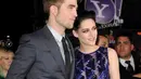 Dilaporkan juga bahwa saat itu Pattinson yang sendirian tanpa kekasihnya, FKA Twigs, tampak sengaja mengenakan earphone dan mendengarkan musik, seakan berusaha agar tak bertemu dengan mantannya. (AFP/Bintang.com)