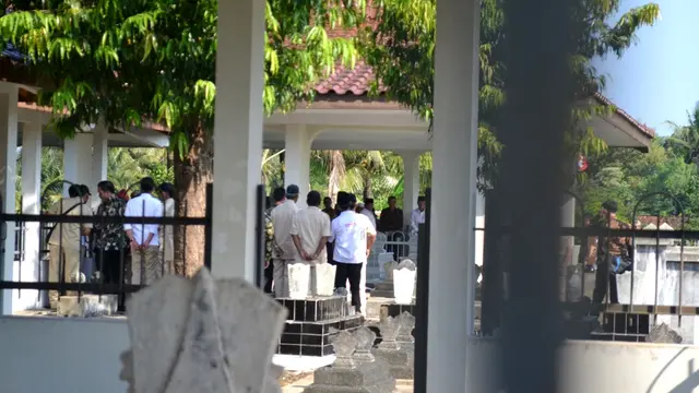 Prabowo Subianto saat berziarah ke makam leluhurnya di Dawuhan, Banyumas, Jawa Tengah. (Foto: Liputan6.com/Muhamad Ridlo)