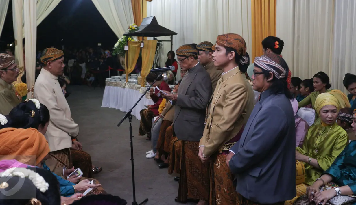 Prosesi Midodareni Gibran Rakabuming putra sulung Presiden Joko Widodo di kediaman calon mempelai wanita, Selvi Ananda Putri, Solo, Rabu (10/6/2015). (Liputan6.com/Faizal Fanani) 