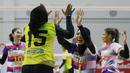 Pemain Jakarta Mandiri Popsipo Polwan, Fajriahni Ema Herawati (kanan) melakukan selebrasi saat melawan Gresik Petrokimia Pupuk Indonesia pada laga PLN Mobile Proliga 2022 di Padepokan Voli Jenderal Polisi Kunarto, Sentul, Jumat (28/1/ 2022). (Bola.com/M Iqbal Ichsan)