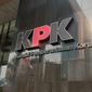 Logo KPK yang sempat tertutup kain hitam kini sudah terbuka usai demo ricuh, Jumat (13/9/2019). (Liputan6.com/ Nanda Perdana Putra)