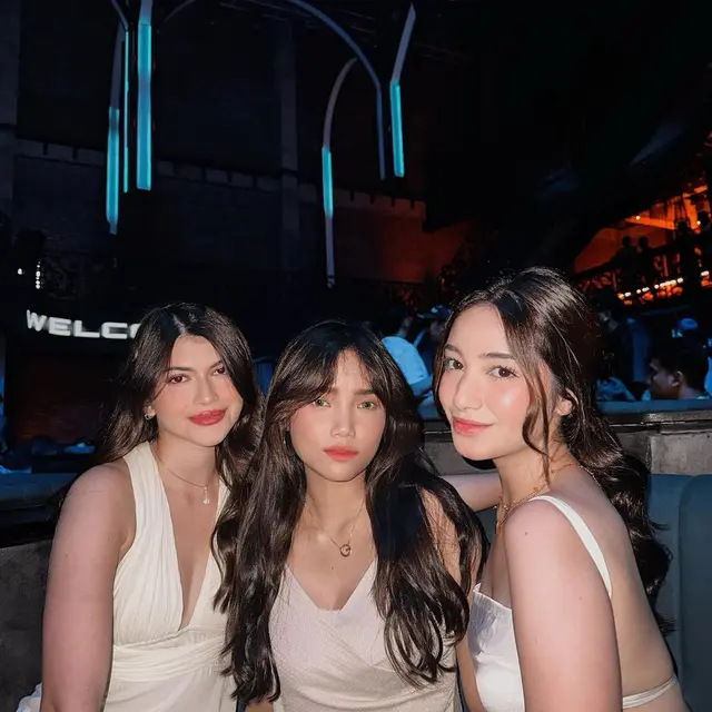 6 Potret Penampilan Artis saat Malam Tahun Baru di Bali, Pakaian Fuji Jadi Sorotan