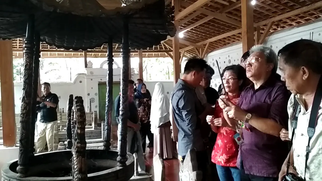 Ziarah Makam Sunan Gunung Jati dan Pengaruh Putri Ong Tien di Cirebon