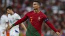 Striker Timnas Portugal, Cristiano Ronaldo sementara menempati posisi runner-up dalam daftar top skor Kualifikasi Euro 2024. Pemain yang kini tengah menjalani musim kedua membela Al Nassr di Liga Arab Saudi ini total telah mencetak 9 gol dari 7 laga di Grup J. Portugal yang sementara memuncaki Grup J dengan raihan poin sempurna 24 dari 8 laga telah dipastikan lolos ke putaran final meski masih menyisakan dua laga lagi. (AFP/Carlos Costa)