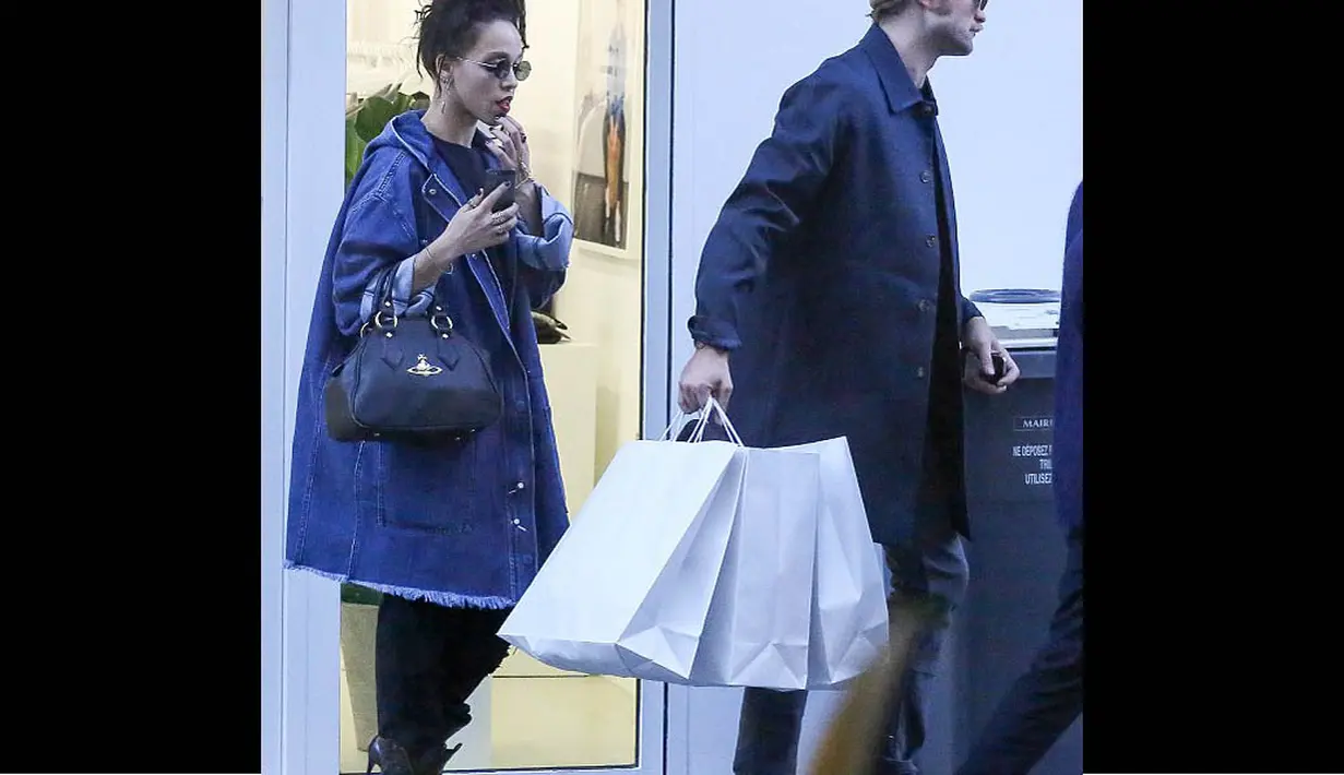 Aktor Robert Pattinson dan penyanyi yang punya gaya unik dan nyentrik itu terlihat membeli beberapa baju dari sebuah toko di Paris, (15/10/14). (Dailymail)