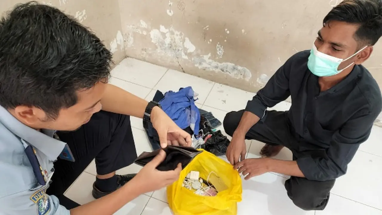 WNA Bangladesh diperiksa pewagai Kantor Imigrasi Dumai karena menggunakan identitas palsu.