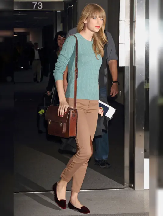 Dandanan sehari-hari Taylor Swift yang santai namun fashionable membuat pesona kekasih Calvin Harris itu tetap terpancar, termasuk saat terlihat di bandara. Outfit berwarna cerah dipadu lipstik merah menyala membuat ia terlihat sempurna! (hawtcelebs.com)