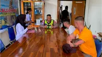 Viral Dua Bule Inggris Beradegan Bahaya di Jalanan Labuan Bajo