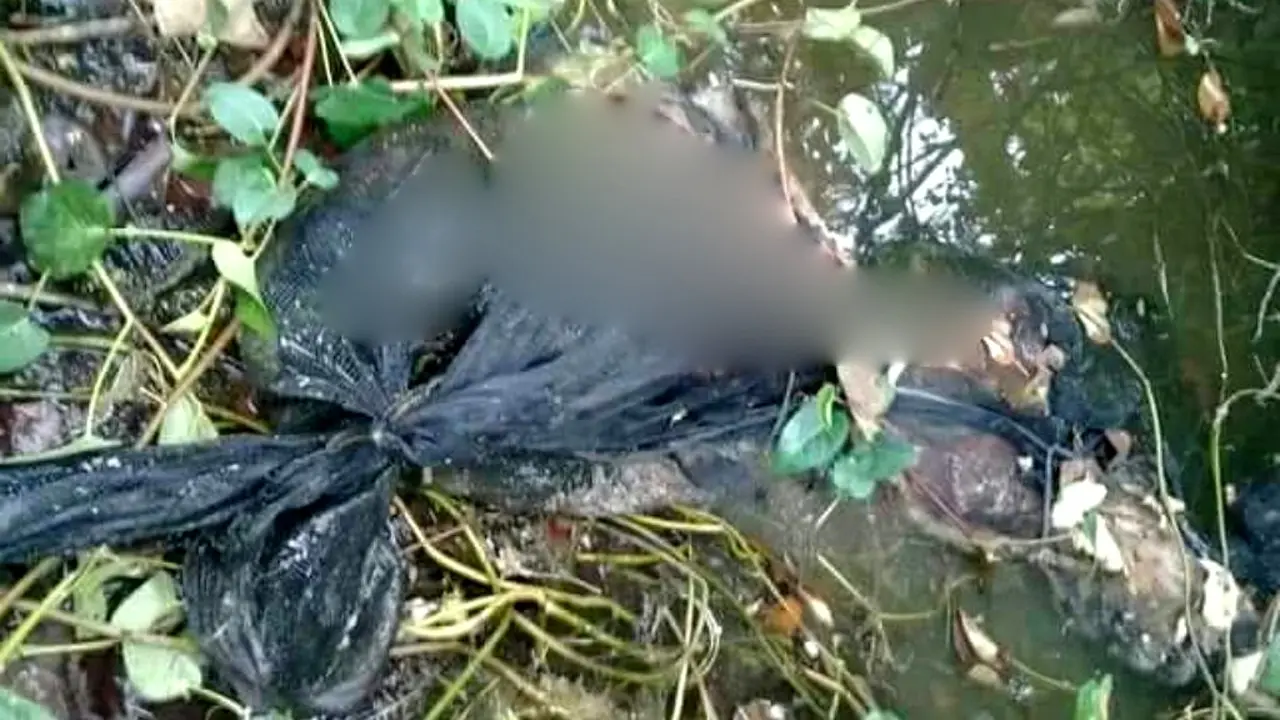Mayat terbungkus jaring berwarna hitam gegerkan warga Cilacap. (Foto: Liputan6.com/Polres Cilacap/Muhamad Ridlo)