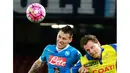 Pemain Napoli, Marek Hamsik (kiri) berduel diudaradengan pemain Chievo Verona, Nicolas Frey pada lanjutan Serie A 2015-2016 di Stadion San Paolo, Naples, Minggu (6/3/2016) dini hari WIB.  (AFP/Carlo Hermann)