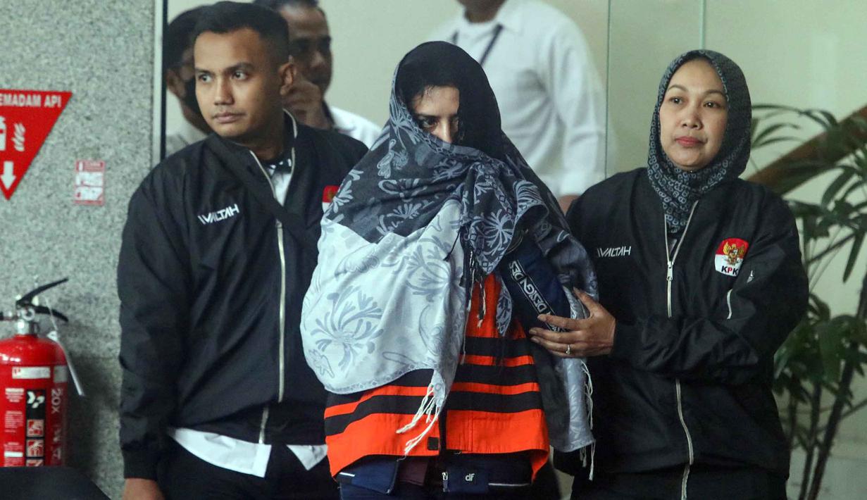 Bupati Pekalongan, Fadia Arafiq (tengah) saat dibawa petugas menuju mobil tahanan usai menjalani pemeriksaan usai terjaring Operasi Tangkap Tangan (OTT) di gedung Merah Putih Komisi Pemberantasan Korupsi (KPK), Jakarta, Rabu (4/3/2026). KPK menahan Bupati Pekalongan, Fadia Arafiq, setelah Operasi Tangkap Tangan (OTT). (Foto: Istimewa)