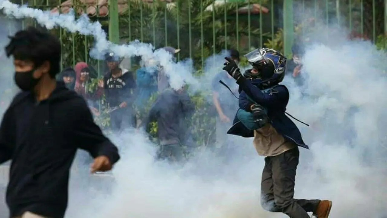 Viral Pendemo Ini Pakai Helm Sultan Harganya Jutaan Rupiah!