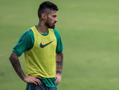 Gelandang Timnas Indonesia, Stefano Lilipaly, saat akan berlatih di Lapangan SPH Karawaci, Banten, Minggu (11/12/2016). Latihan ini merupakan persiapan jelang laga final Piala AFF 2016 melawan Thailand. (Bola.com/Vitalis Yogi Trisna)