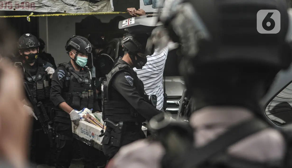 Tim Gegana mengamankan barang bukti dari penggerebekan rumah milik terduga teroris di kawasan Condet, Jakarta, Senin (29/3/2021). Barbuk antara lain 5 bom aktif dan jenis bom sumbu yang siap digunakan, 5 toples bahan peledak serta bom yang siap digunakan seberat 1,5 kg. (merdeka.com/Iqbal S Nugroho)