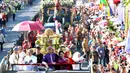 Presiden Joko Widodo (Jokowi) dan Ibu Negara, Iriana Joko Widodo menaiki kendaraan hias berbentuk kepala burung garuda yang diberi nama Kereta Pancasila pada Karnaval Kemerdekaan Pesona Parahyangan 2017 di Bandung, Sabtu (26/8). (Liputan6.com/Johan Tallo)