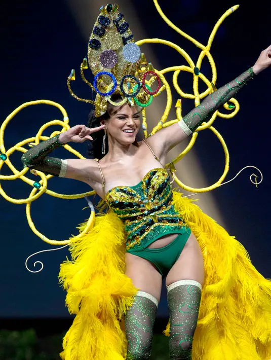 Miss Jamaika, Emily Maddison menampilkan kostum nasionalnya selama National Costume Show Miss Universe 2018 di Chonburi, Thailand, Senin (10/12). 94 wanita cantik se-dunia berlomba menjadi yang terbaik di ajang Miss Universe 2018 (AP/Gemunu Amarasinghe)