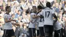 Pemain Tottenham merayakan gol Dale Alli saat melawan Manchester City pada lanjutan Premier League di Stadion White Hart Lane, London, Minggu (2/10/2016). (AP/Frank Augstein)