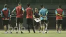 Pelatih Arema, Aji Santoso, saat menggelar latihan jelang lawan Persija di Stadion Patriot, Bekasi, Rabu, (31/05/2017). Arema siap mencuri poin di kandang Persija. (Bola.com/M Iqbal Ichsan)